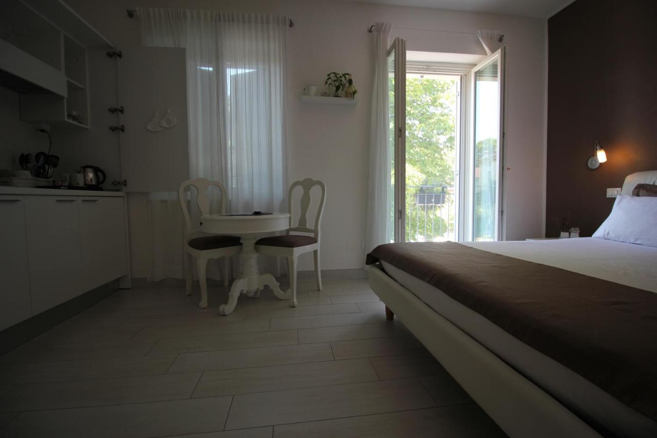 Rooms Il Punto Пескиера дел Гарда Екстериор снимка