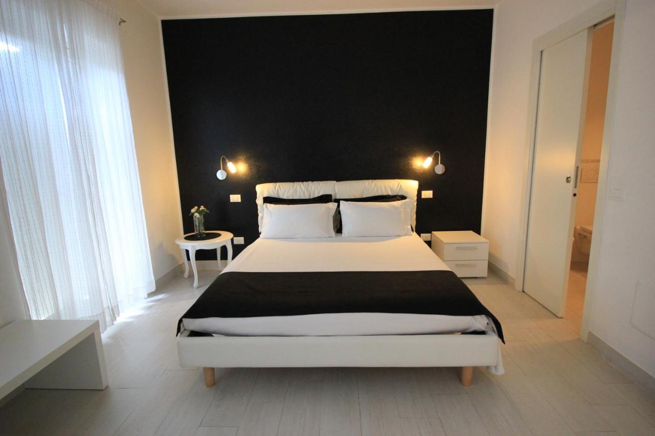 Rooms Il Punto Пескиера дел Гарда Екстериор снимка