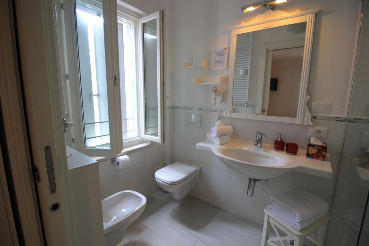 Rooms Il Punto Пескиера дел Гарда Екстериор снимка