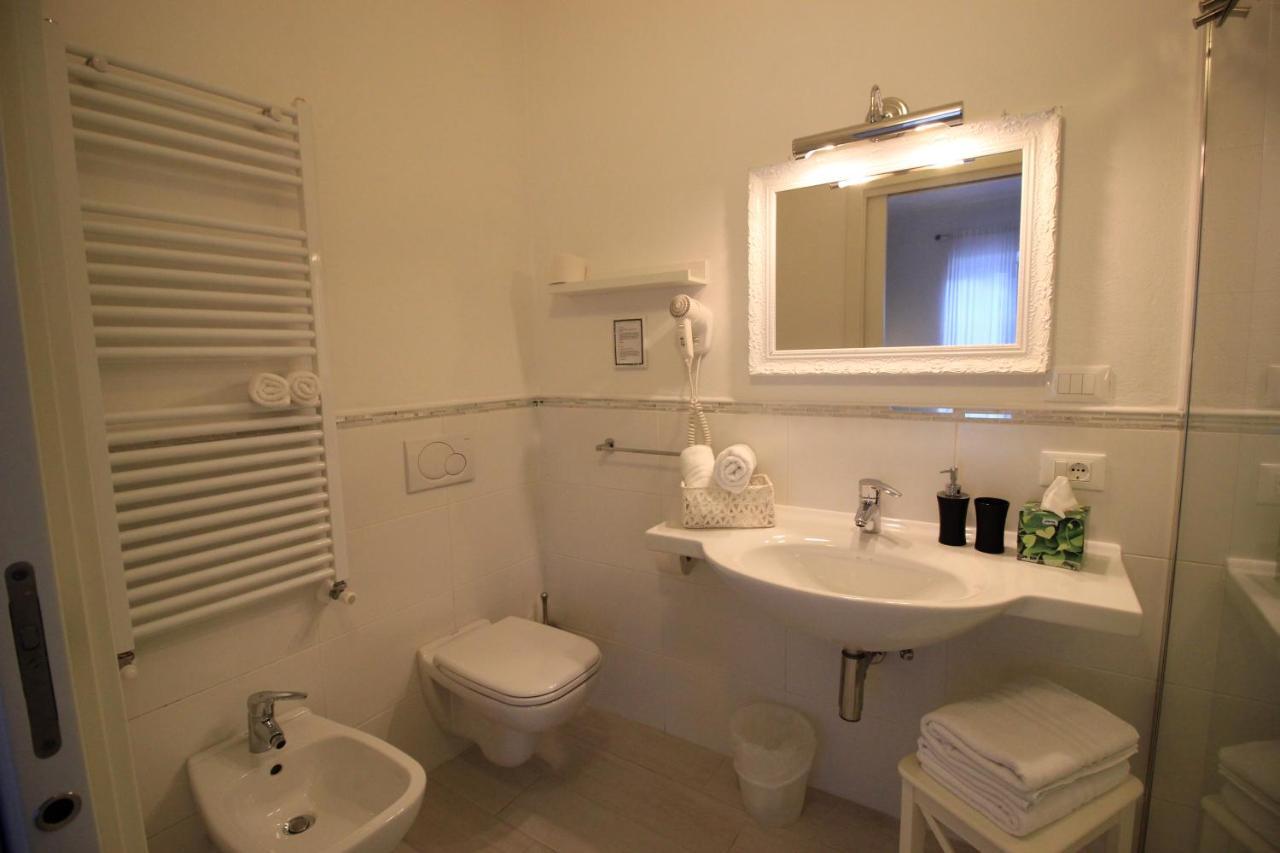 Rooms Il Punto Пескиера дел Гарда Екстериор снимка